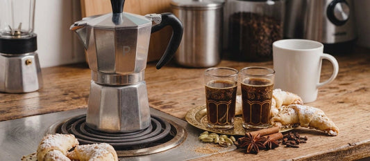 Café marocain servi dans de petits verres avec des cornes de gazelle